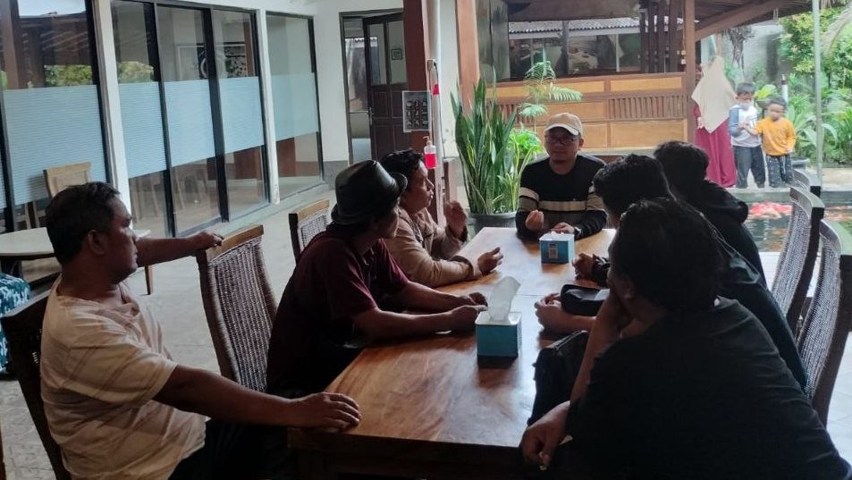 pest control technician spraying house